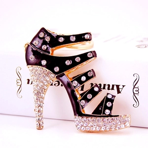 Sparkling rhinestone high heel keychain in black enamel and gold metal finish for bags