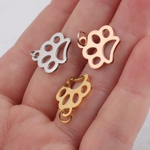 Lot de trois pendentifs pattes évidées en acier inoxydable argent, or et or rose