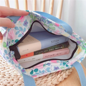 Florale Lunchtasche aus Baumwolle mit blauen Griffen und großem Innenraum