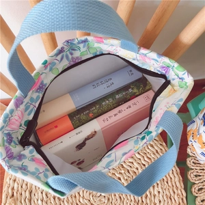Details zur Stofftasche mit Blumenmuster, Reißverschluss und geräumigem Innenraum