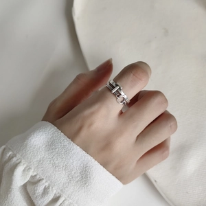 Close-up of 925 sterling silver ring with vintage T-bar and chain design on finger