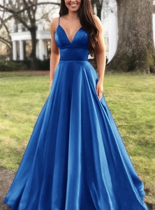 Détail d'une robe de soirée élégante en satin bleu royal avec décolleté en V profond