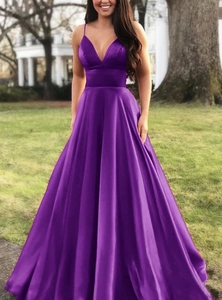 Détail de la robe de soirée en satin violet avec décolleté en V et fines bretelles