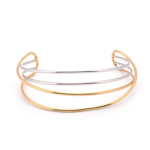 Détail de fils métalliques entrelacés or et argent sur un collier ras du cou chic