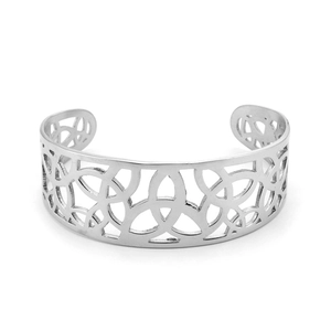 Vista macro del brazalete de plata en acero inoxidable con motivos geométricos huecos