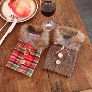 Housses de bouteille de vin de Noël à carreaux avec fausse fourrure sur table de fête