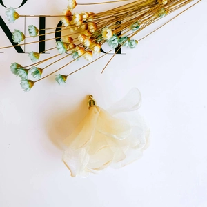 Detailansicht der cremefarbenen Chiffon-Blütenquaste mit goldener Metallkappe für DIY