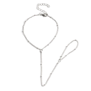 Bracelet bague chaîne à billes argentée avec fermoir mousqueton réglable sur blanc
