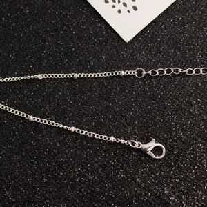 Détail du bracelet chaîne à billes argenté avec fermoir mousqueton et chaîne d'extension