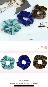 Lot de trois chouchous en velours bleu et vert olive, texture douce et élastique