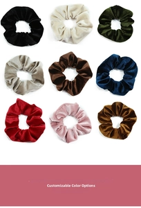 Lot de neuf chouchous en velours de couleurs variées présentés dans une grille de 3x3