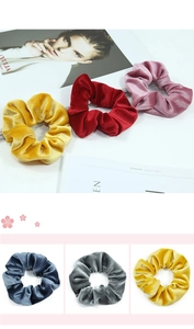 Gros plan de chouchous en velours colorés jaune, rouge, rose et bleu marine