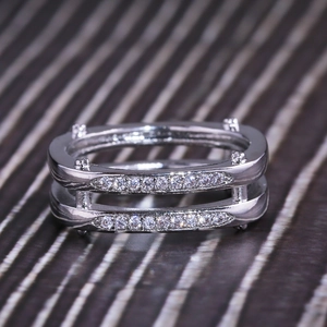 Detail macro-opname van zilveren dubbele rij pavé diamanten ringbeschermer versterker