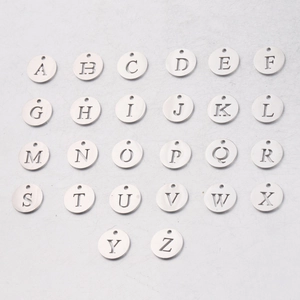 Lot de 26 breloques rondes 12mm en acier inoxydable poli avec lettres évidées