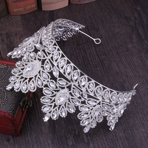 Vista dettagliata della tiara da sposa in cristallo argento su base in legno vintage