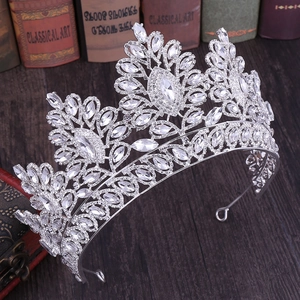 Dettaglio corona da sposa barocca argentata con strass scintillanti su sfondo vintage