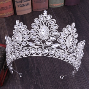Dettaglio macro della corona da sposa argento con motivi a foglia e strass brillanti