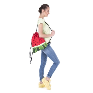 Sac à dos à cordon avec imprimé pastèque 3D présenté par un mannequin sur fond blanc