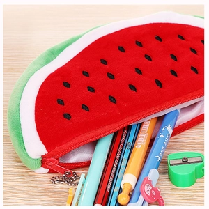 Süßes Wassermelone Plüsch Mäppchen mit Schreibwaren auf einer Holzoberfläche