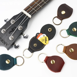 Macro-opname van echt lederen gitaarplectrumhouders in diverse kleuren met metalen drukknoop