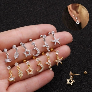Seestern und Mond Edelstahl Ohrstecker Set mit Zirkonia auf einer Handfläche