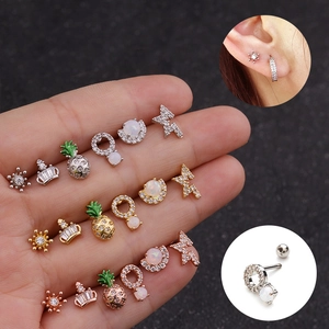 Détails de boucles d'oreilles en acier avec motifs ananas et couronne sertis de zircons