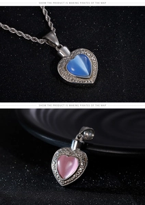 Vue détaillée de pendentifs funéraires en forme de cœur avec pierres colorées