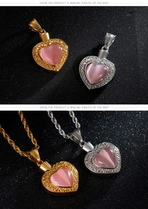 Détail macro du pendentif cœur avec opale rose et gravures vintage en or et argent poli