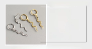 Macro shot of S925 sterling silver snake earrings with dimensions 12x40mm detail
