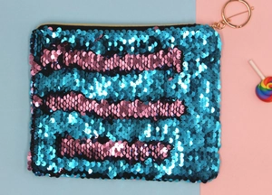 Detailopname van cosmetica tas met omkeerbare pailletten in blauw en roze patroon