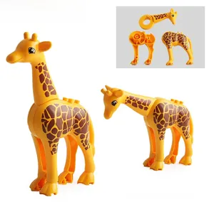Detail view showing giraffe building block assembly and 10.5x3.5x15cm dimensions