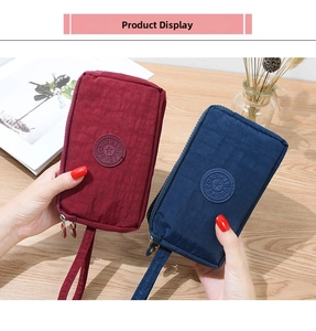 Pochette a tre strati in tessuto bordeaux e blu navy con logo sport e cinturino da polso