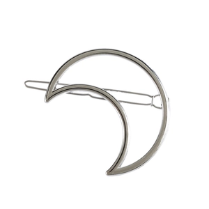 Pince à cheveux lune croissante argentée au design géométrique en métal ajouré