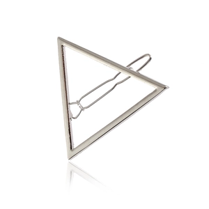Pince à cheveux triangle argentée minimaliste avec un design géométrique en alliage