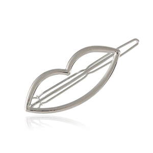 Pince à cheveux minimaliste en argent en forme de lèvres avec métal poli lisse