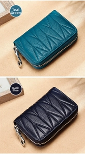Dettaglio porta carte in pelle verde scuro e blu navy con trama trapuntata a V