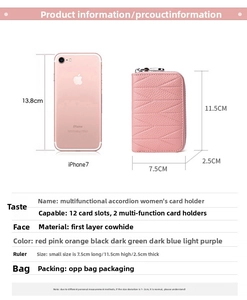 Portacarte in pelle rosa con 12 scomparti a confronto con le dimensioni di iPhone