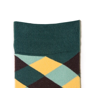 Détail du bord-côte haute densité et motif à losanges classique sur chaussettes en coton