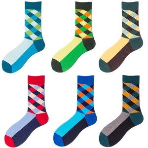 Détail de 6 paires de chaussettes à losanges avec talons et pointes de couleurs vives