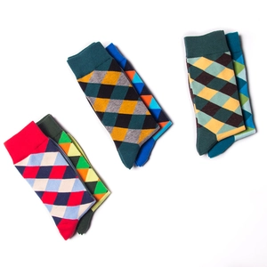 Détail des chaussettes en coton tricoté avec motifs à losanges et couleurs vives