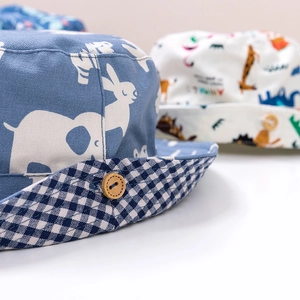 Gemusterter Sonnenhut für Babys aus Baumwoll-Canvas mit Tiermotiven und Holzknöpfen