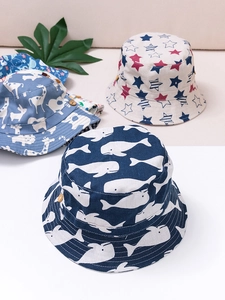 Dettaglio di cappelli da pescatore per bambini con stampe balena, stella e giraffa e bottoni