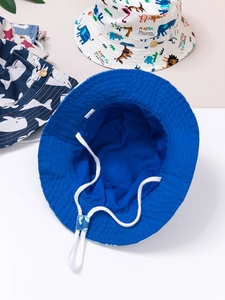 Dettaglio del cappello da sole per neonati con cordino regolabile e stampe di animali