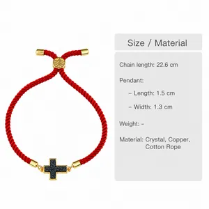 Dettaglio del bracciale cordino rosso intrecciato con pendente croce oro e chiusura regolabile