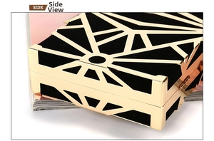 Vista laterale dettagliata della pochette in velluto nero con telaio dorato geometrico