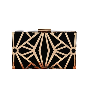 Elegante pochette da sera nera con struttura geometrica in metallo oro rosa e chiusura