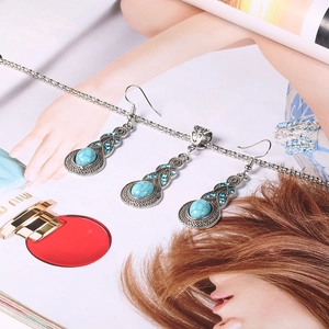 Set di gioielli bohemian con pietre turchesi e cristalli blu su una rivista di moda