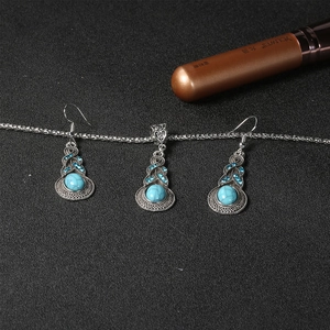 Vista dettagliata di un set di gioielli vintage con turchese, cristalli blu e argento
