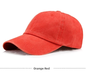 Nahaufnahme der orangeroten Baseballkappe aus gewaschenem Denim im Vintage-Stil