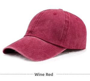 Detailansicht einer weinroten Baseballkappe aus gewaschener Baumwolle mit Vintage-Struktur